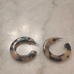 1.5” Tortoise Shell Hoop Earrings